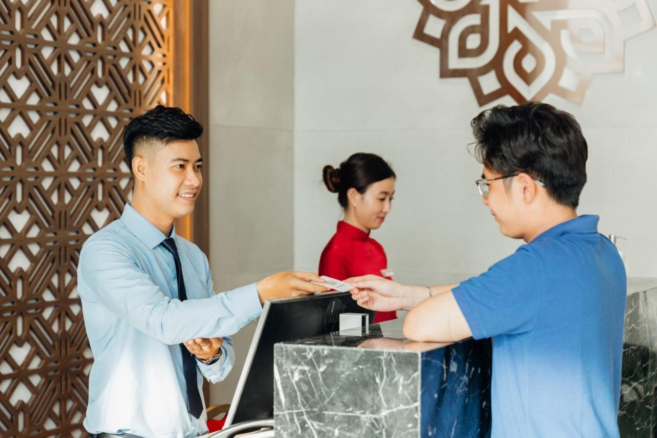 Phu Thang Grand Hotel Duc Hoa Buitenkant foto