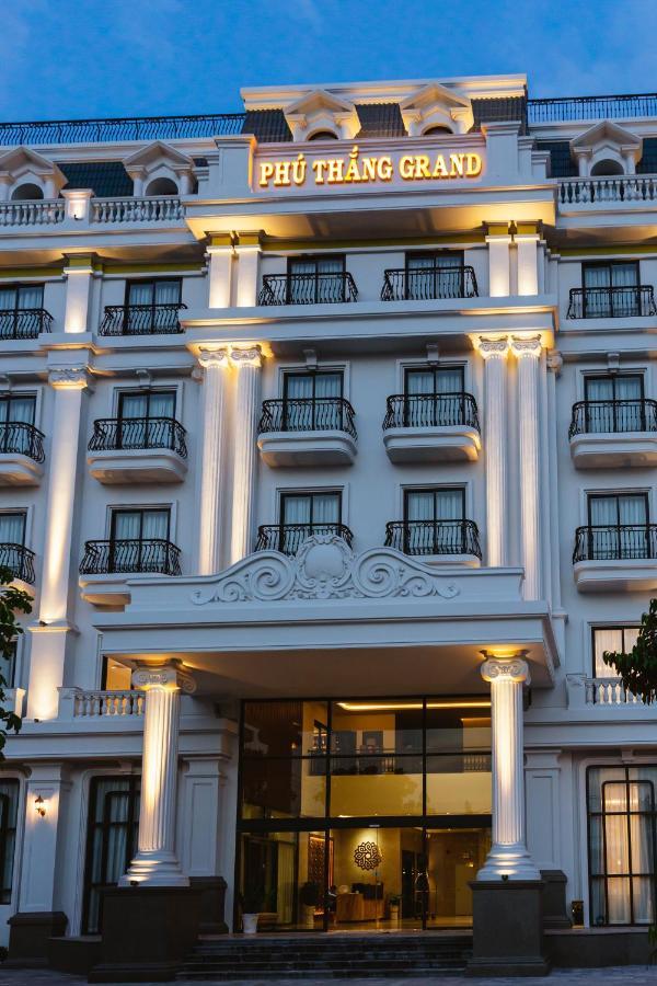 Phu Thang Grand Hotel Duc Hoa Buitenkant foto