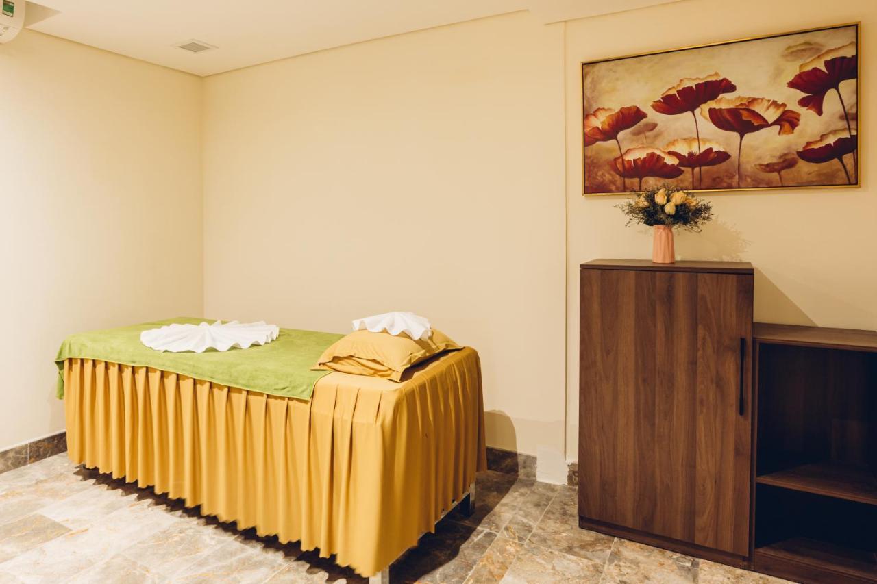 Phu Thang Grand Hotel Duc Hoa Buitenkant foto