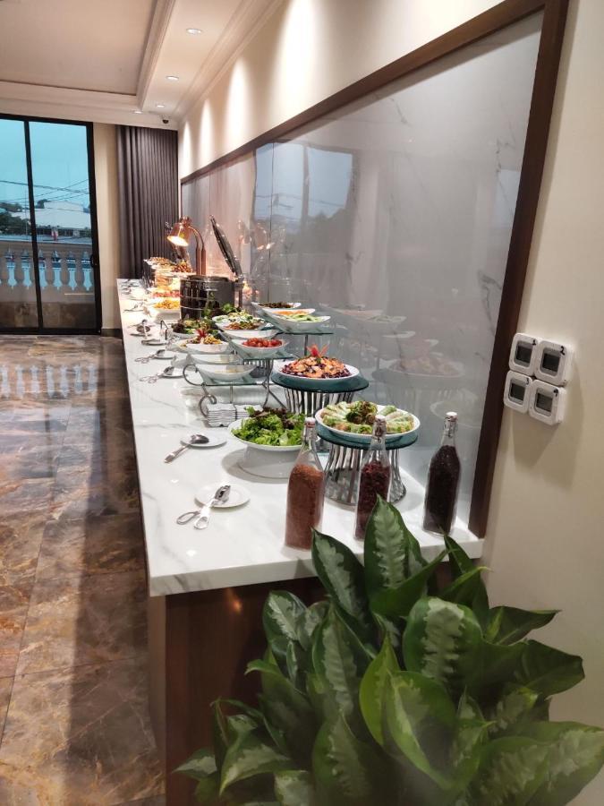 Phu Thang Grand Hotel Duc Hoa Buitenkant foto